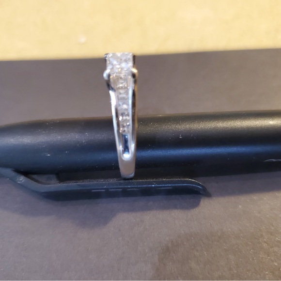 Engagemnet ring - Picture 4 of 5